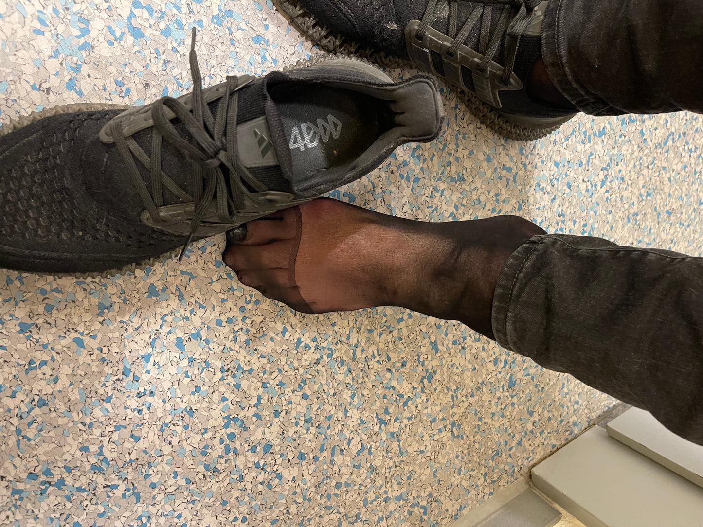 Getragene schwarze Nylonsocken mit Fußduft – Tragedauer wählbar