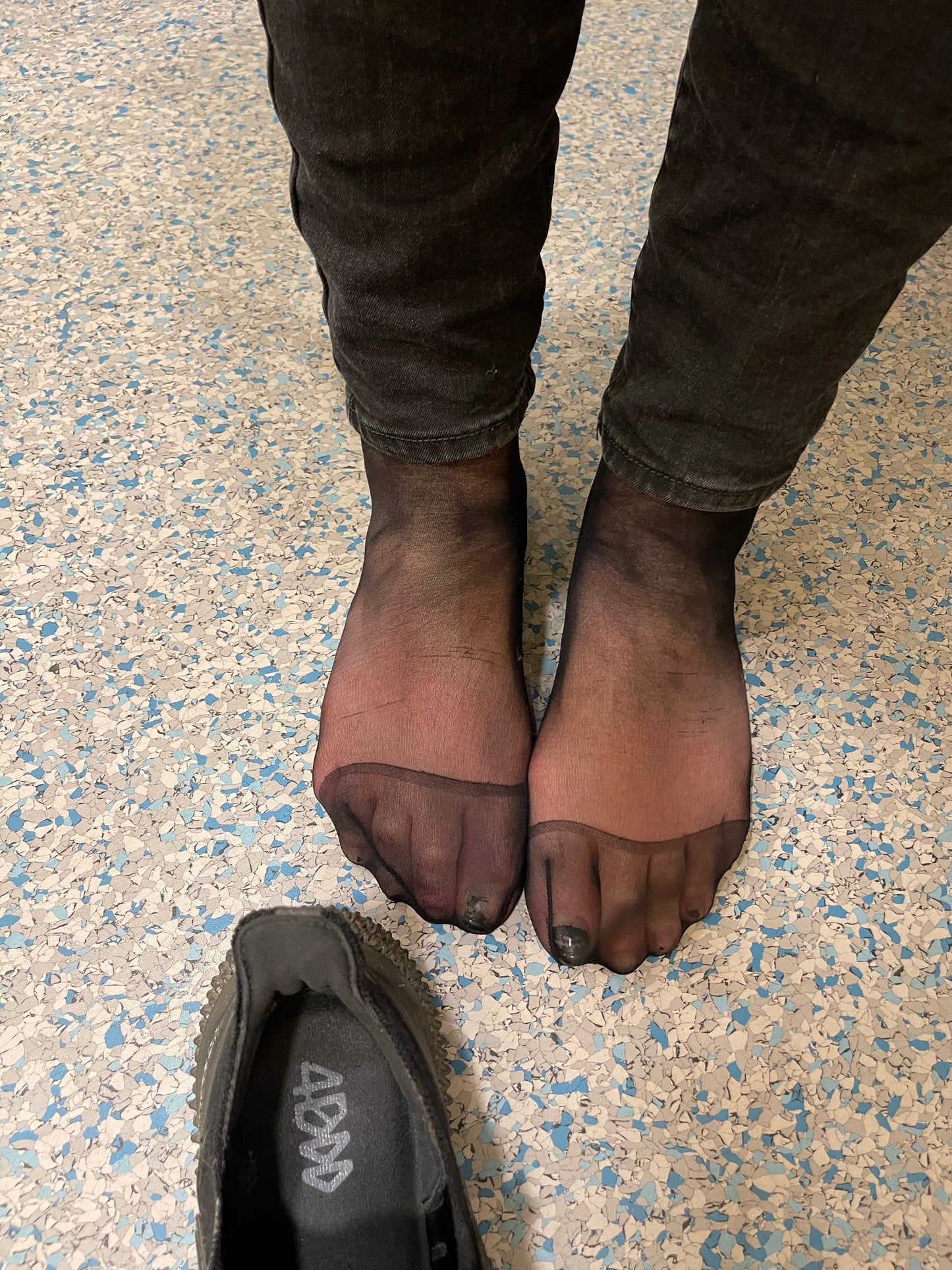Getragene schwarze Nylonsocken mit Fußduft – Tragedauer wählbar