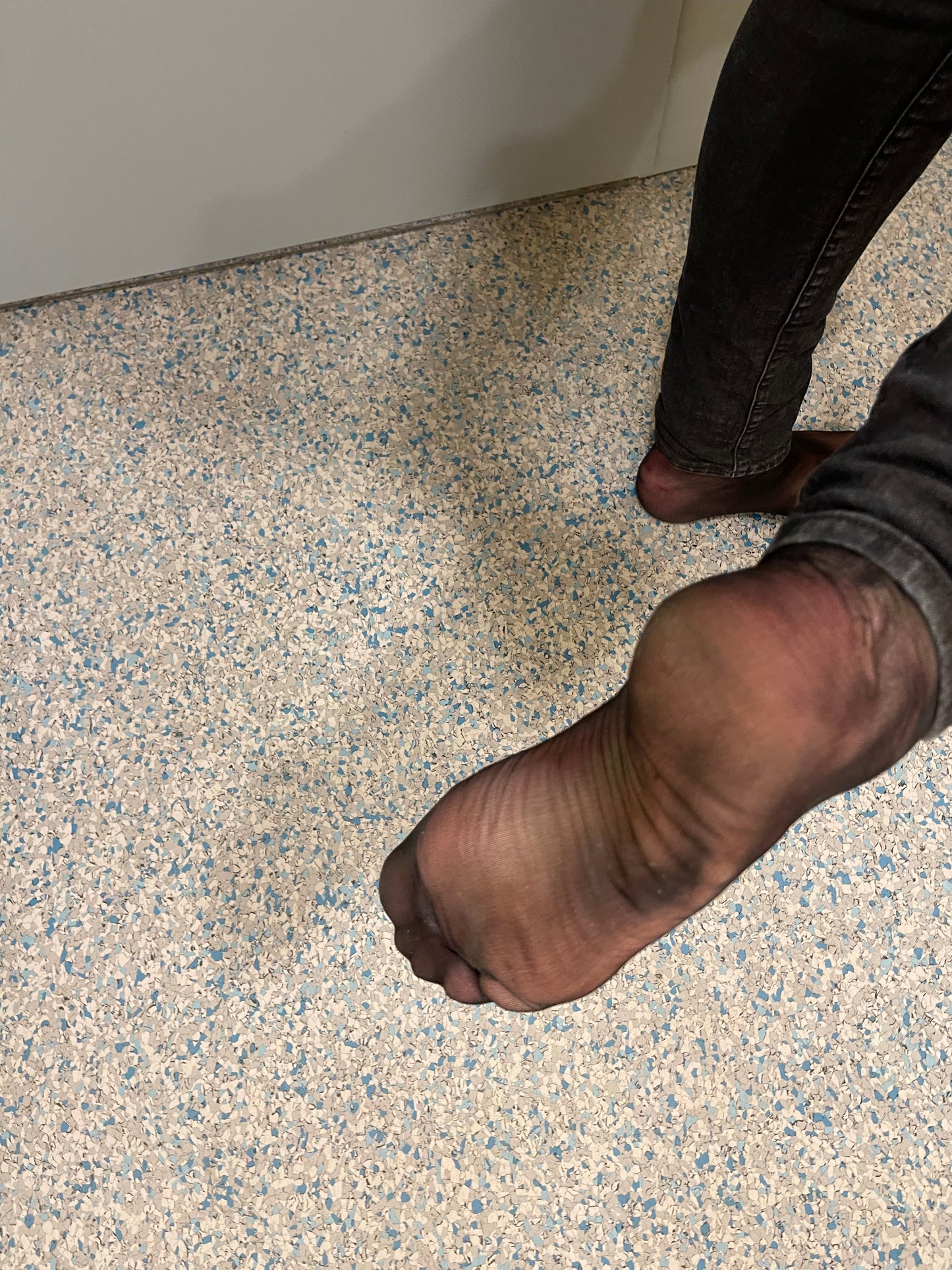Getragene schwarze Nylonsocken mit Fußduft – Tragedauer wählbar