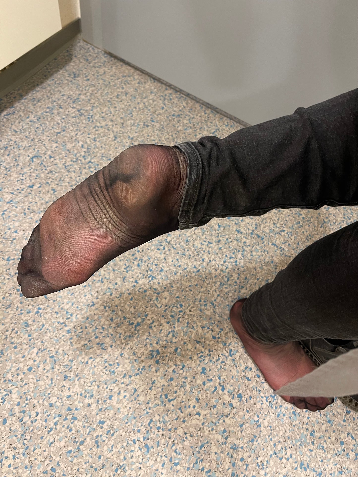 Getragene schwarze Nylonsocken mit Fußduft – Tragedauer wählbar