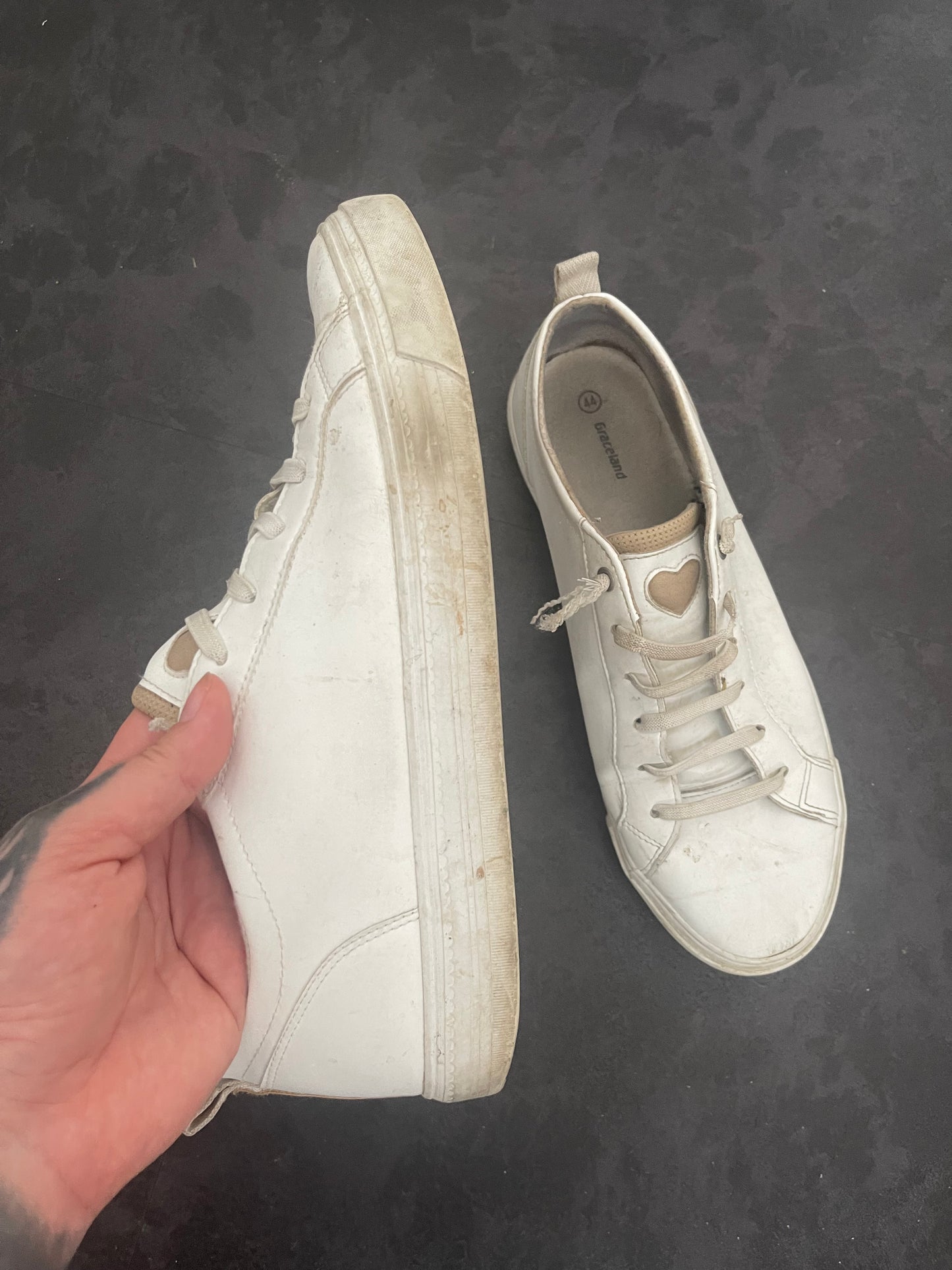 Getragene Sneaker mit Herz-Applikation – Weiß, intensiv duftend, seit 2022 getragen | Tragefotos & Videos verfügbar