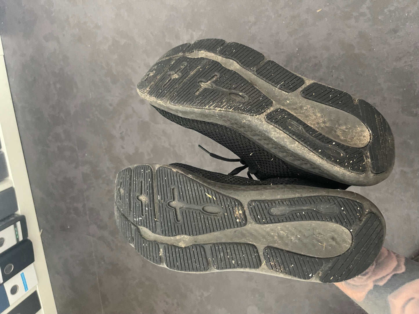 Getragene Sneaker mit intensivem Fußduft – Original getragen von Blond & Curvy | Wunschdauer wählbar | Wandern, Gartenarbeit, Alltag