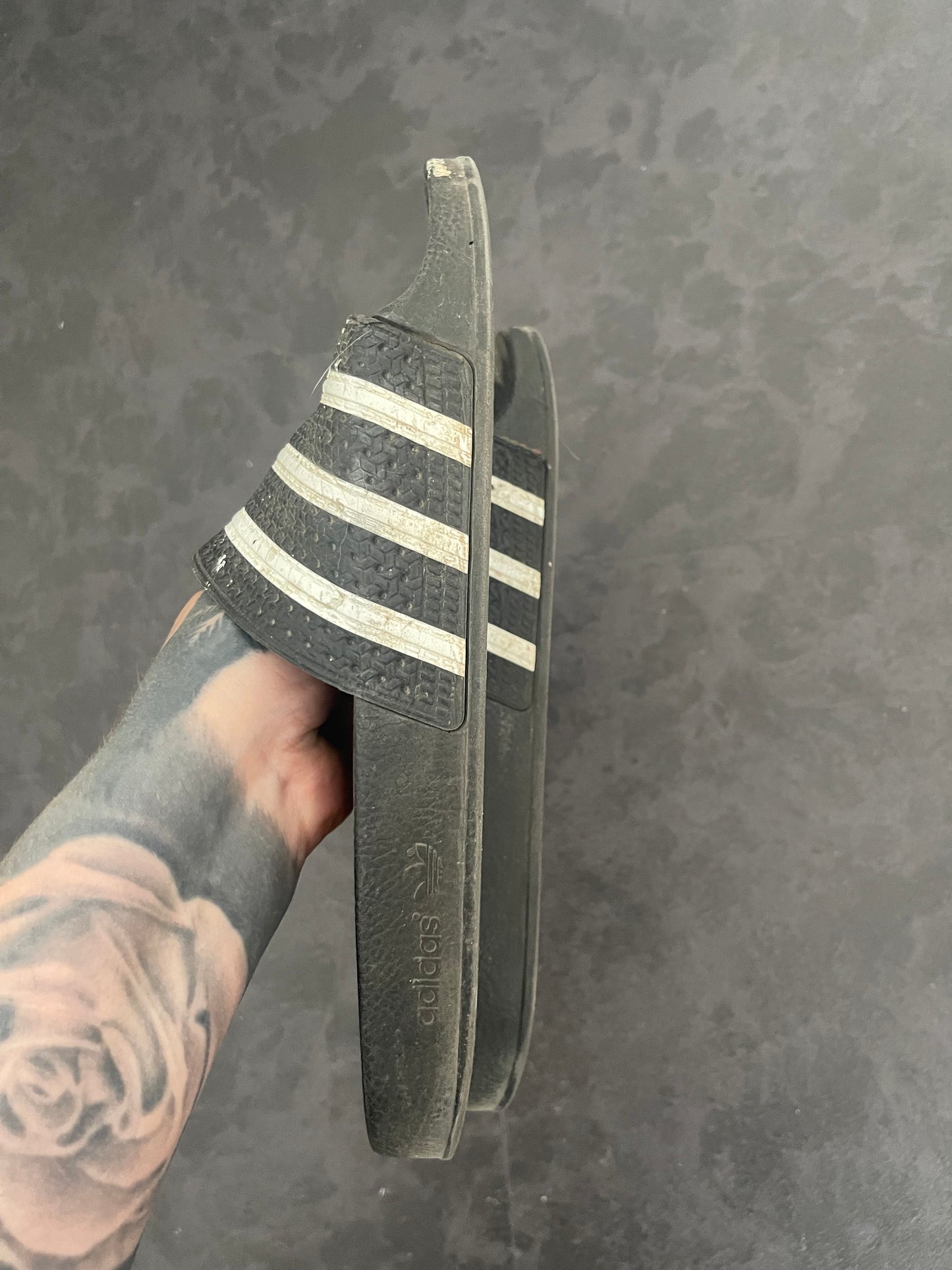 Getragene Adiletten Schwarz mit weißen Streifen – Durchgelatscht & intensiv – Tragespuren & Duft – Optional mit Fotos & Videos