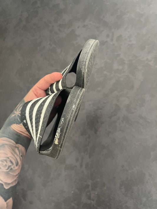 Getragene Adiletten Schwarz mit weißen Streifen – Durchgelatscht & intensiv – Tragespuren & Duft – Optional mit Fotos & Videos