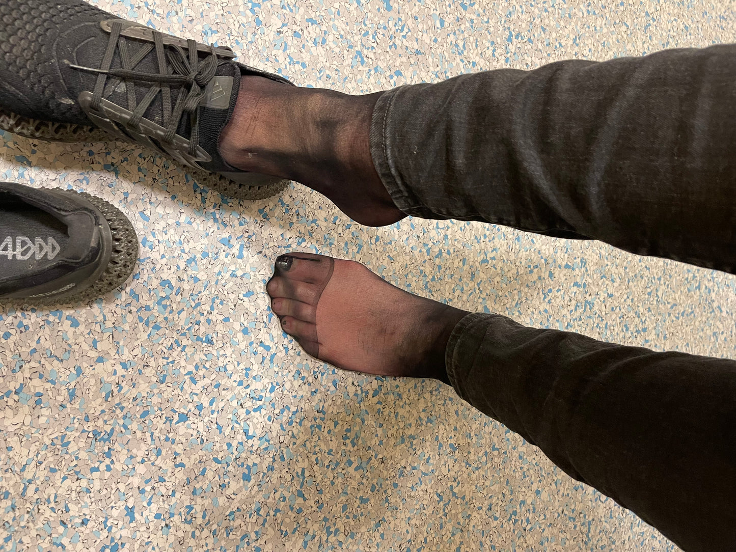 Getragene schwarze Nylonsocken mit Fußduft – Tragedauer wählbar