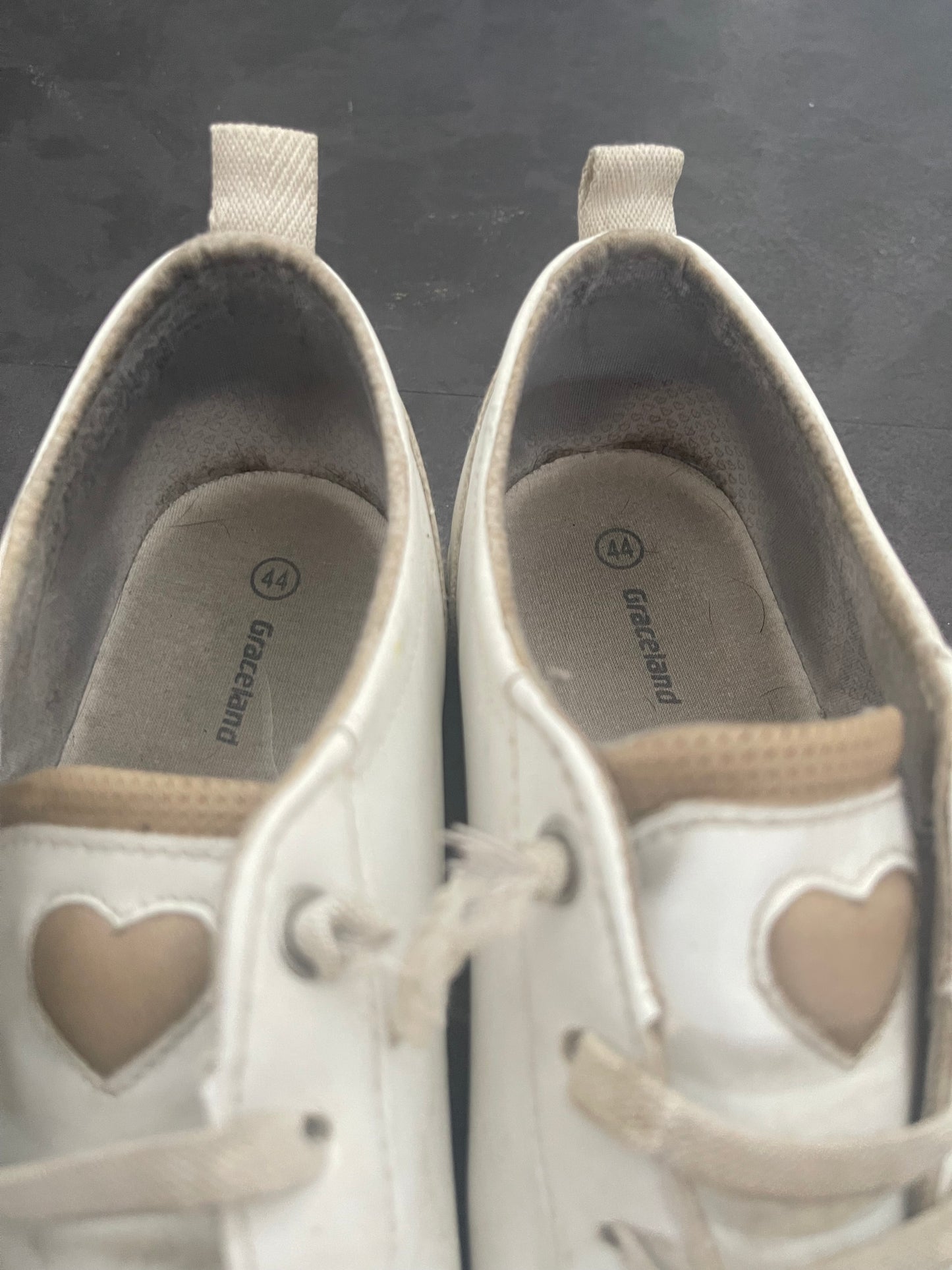Getragene Sneaker mit Herz-Applikation – Weiß, intensiv duftend, seit 2022 getragen | Tragefotos & Videos verfügbar