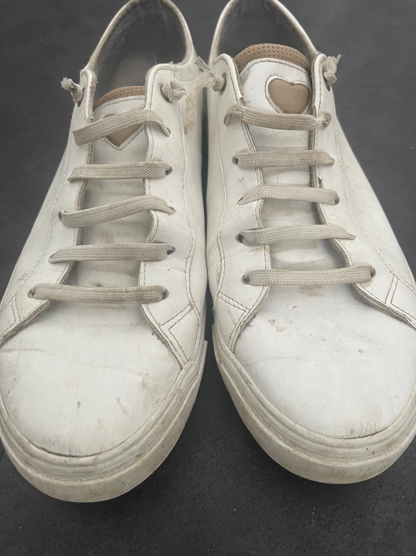Getragene Sneaker mit Herz-Applikation – Weiß, intensiv duftend, seit 2022 getragen | Tragefotos & Videos verfügbar