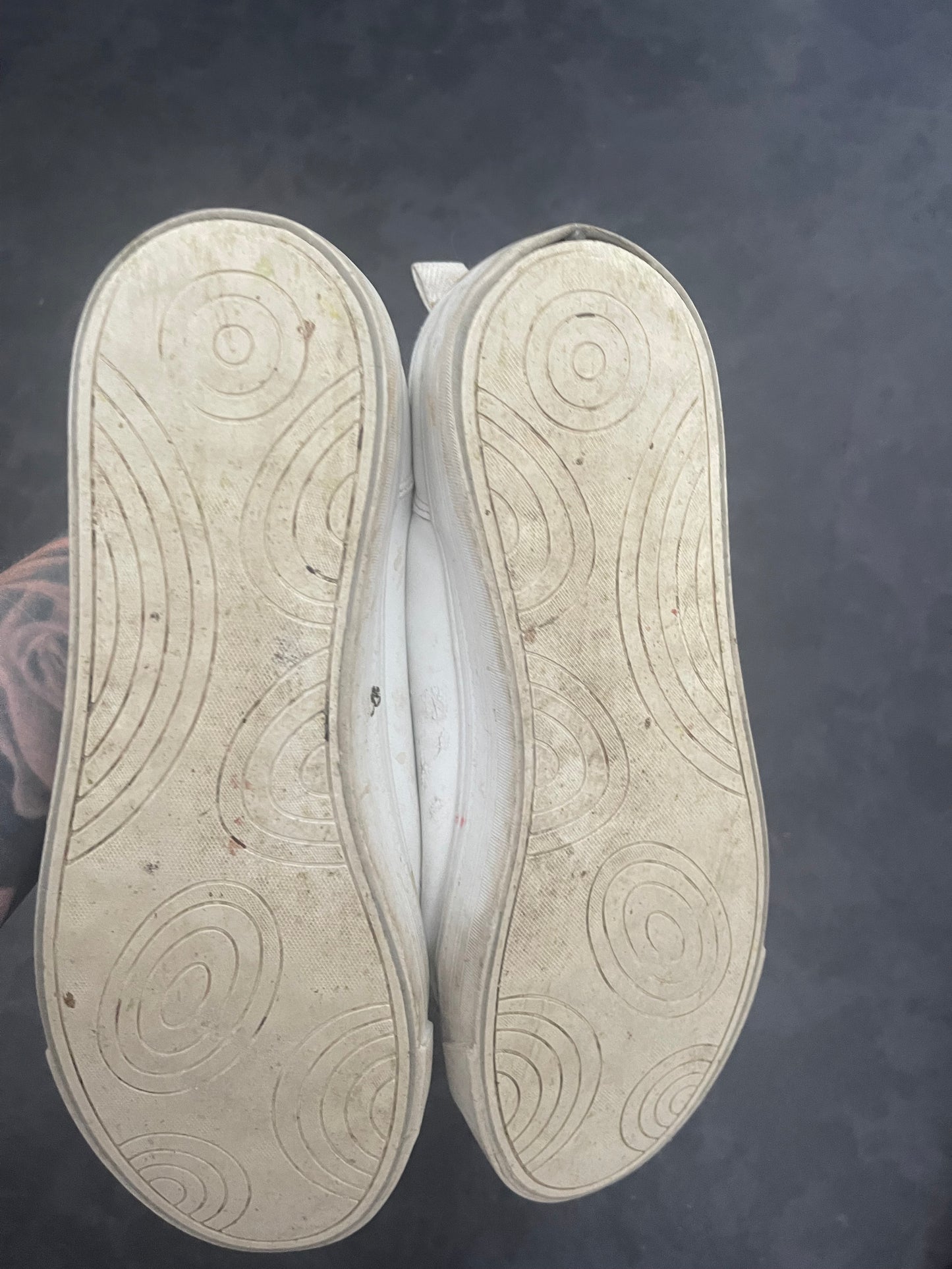 Getragene Sneaker mit Herz-Applikation – Weiß, intensiv duftend, seit 2022 getragen | Tragefotos & Videos verfügbar