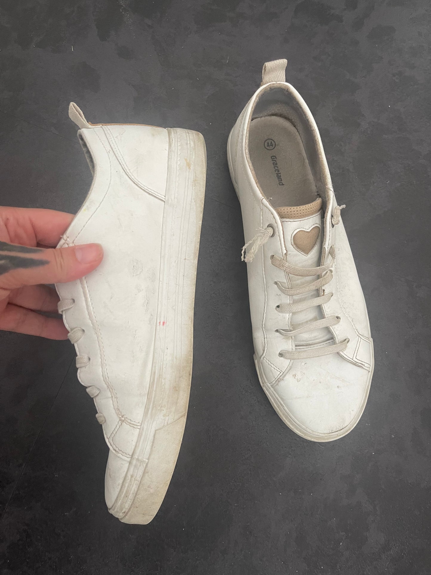 Getragene Sneaker mit Herz-Applikation – Weiß, intensiv duftend, seit 2022 getragen | Tragefotos & Videos verfügbar